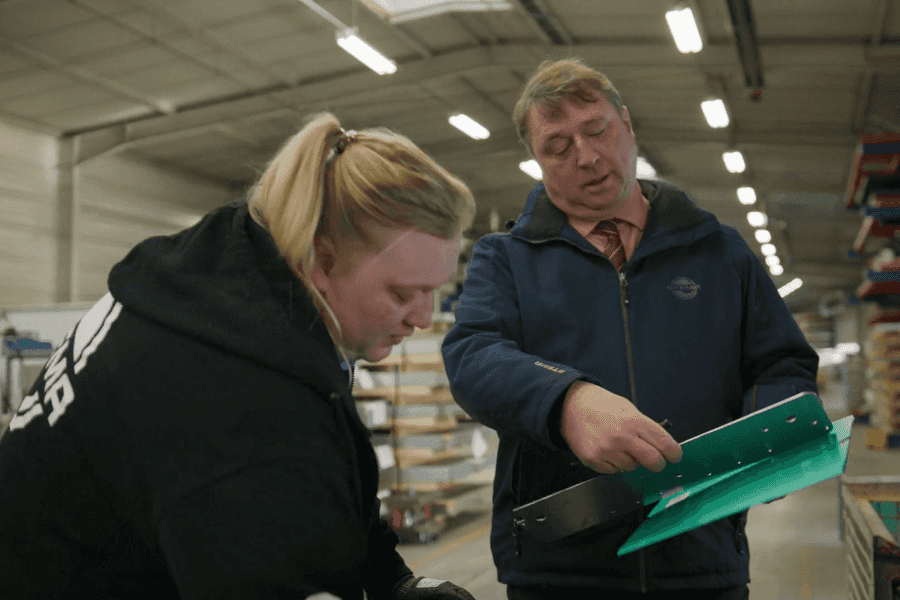 Michael Jursch, Geschäftsführer der Stema Metallleichtbau bei der Qualitätsprüfung in der Produktion. 